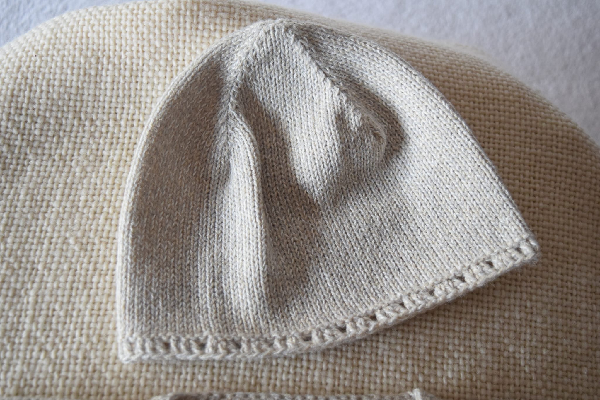 Set de Entero ALBA con bordado lateral y gorro, color Avena