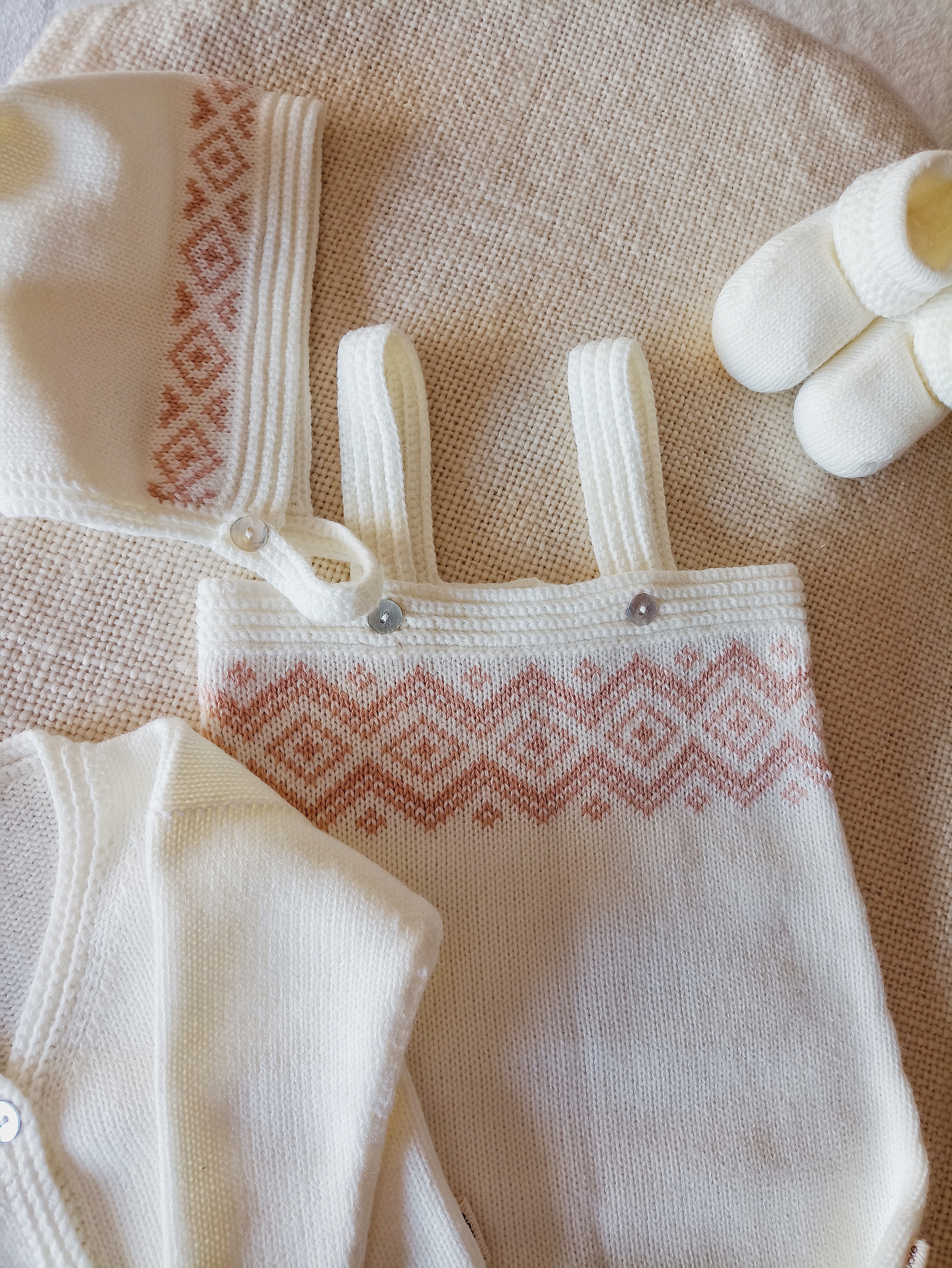 Set MALI en dralon con guarda en rosa y saco Marfil. Contiene 4 piezas