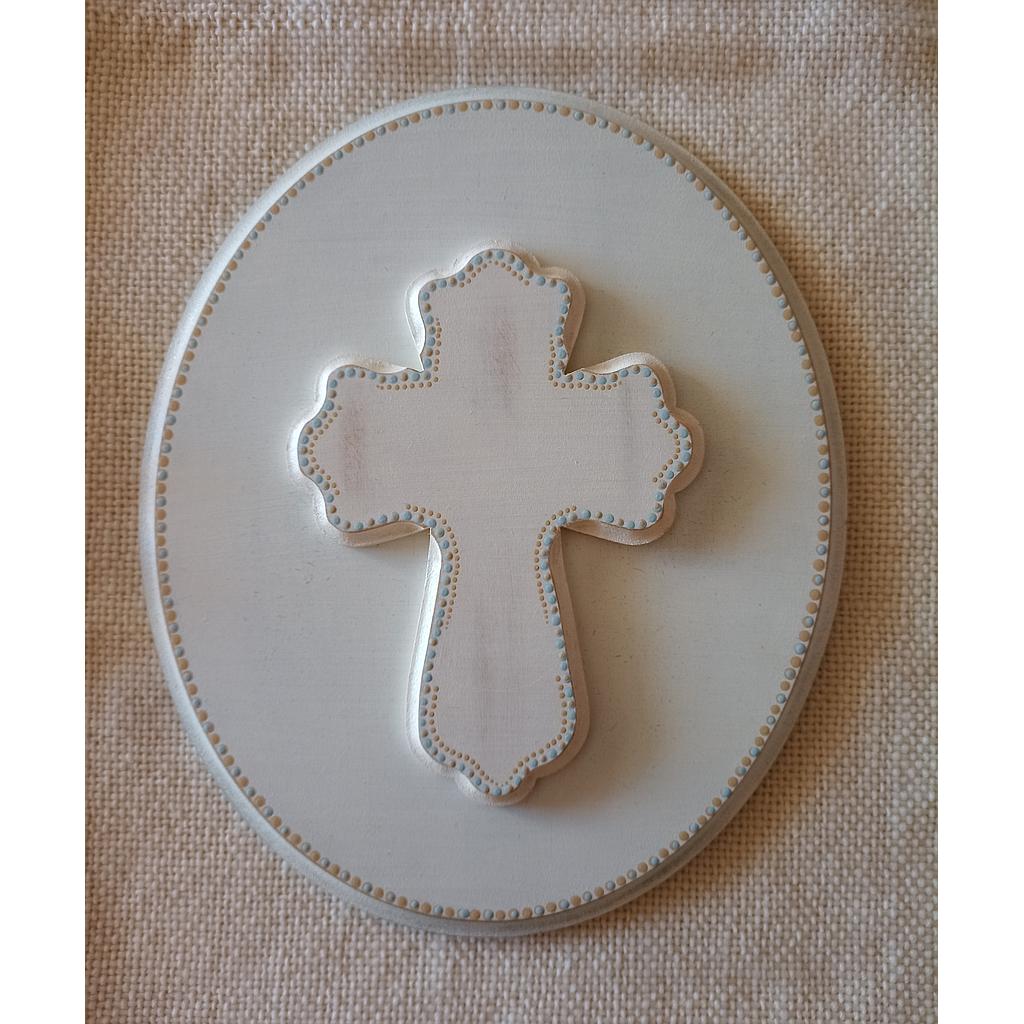 Cruz de madera sobre óvalo. Color blanco, celeste pastel y beige