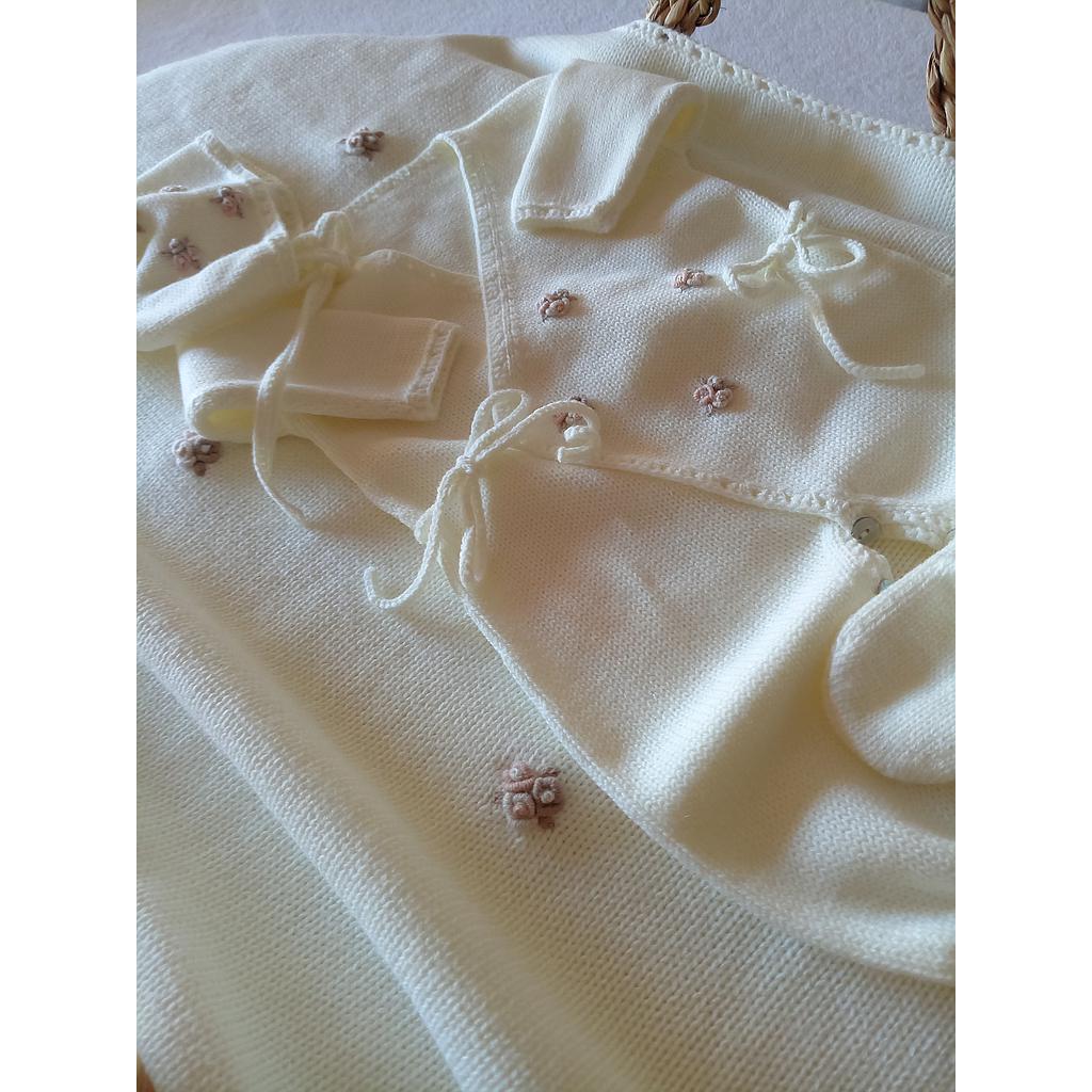 Entero Alba marfil con bordados en rosa pastel. Talle 0 a 3 meses